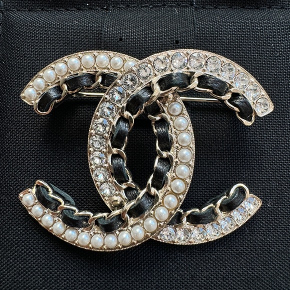 CHANEL 20K CLASSIC GOLD TONE LARGE BIG CC LOGO PEARL CHAIN CRYSTALS BROOCH PIN - Picture 2 of 11